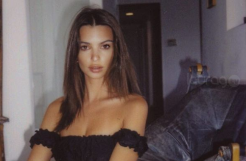 Emily Ratajkowski Presume Cuerpazo En La Playa En Mini Bikini