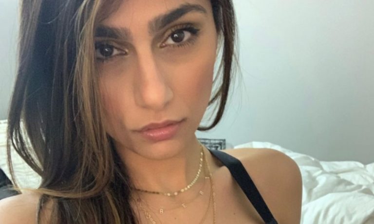 Mia Khalifa Posa En Tacones Y En Un Sexy Traje De Baño 6579