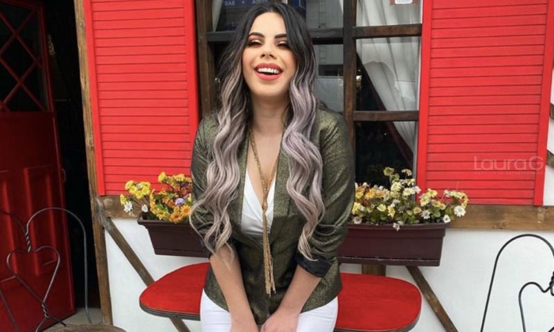 Lizbeth Rodríguez Se Convierte En Una Sirena – Laura G