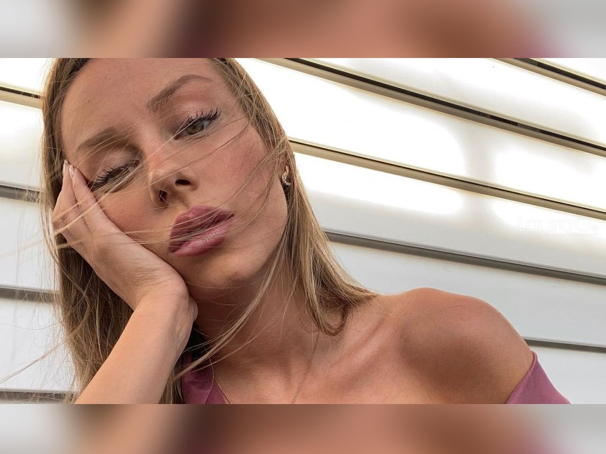 Ester Expósito Presume Sus Curvas En Diminuto Bikini